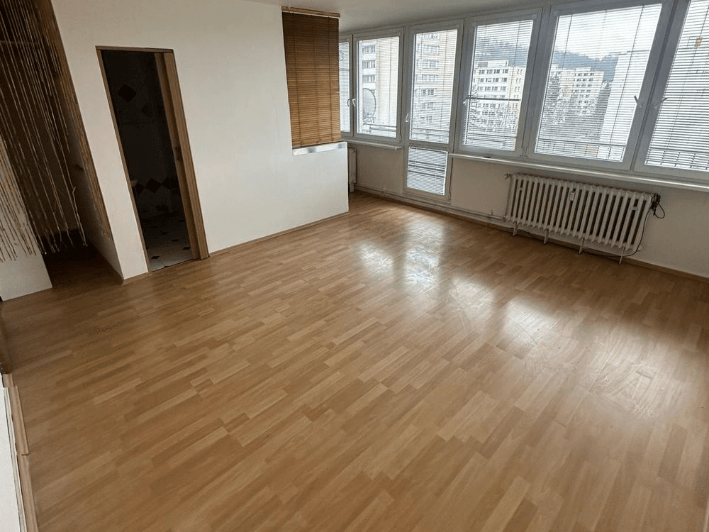 Obývací pokoj — jídelní část před homestagingem